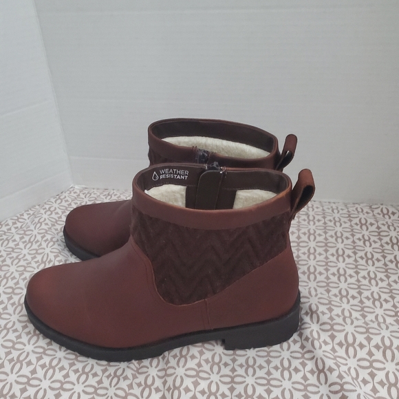 Vionic Boots Size 8.5 . - Picture 16 of 16